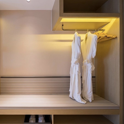 Open Closet with Luggage Bench in Hotel Guestroom