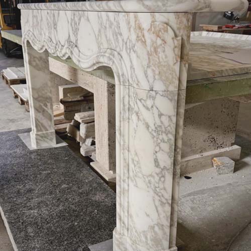 Italian craftmanship shape every detail of the marble fireplace