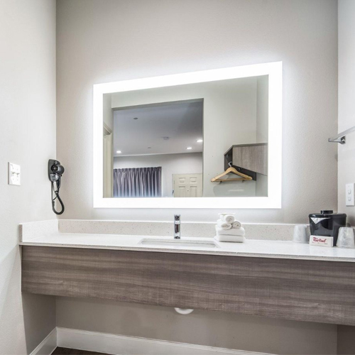 bath vanities with wood apron for red roof inn