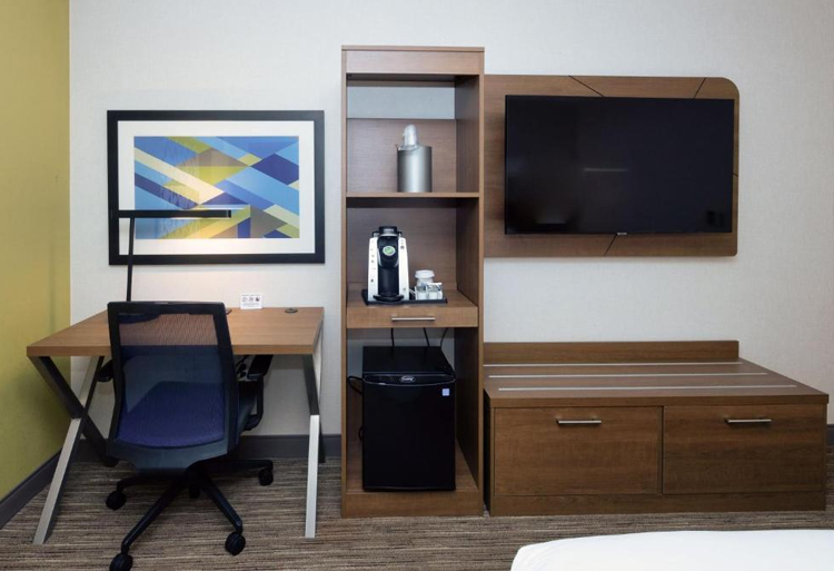 holiday inn express guestroom desk