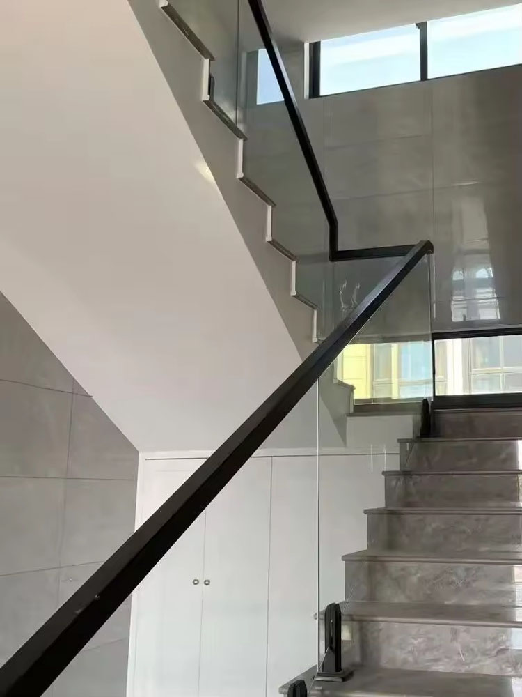 PVB laminated safety glass for railing system