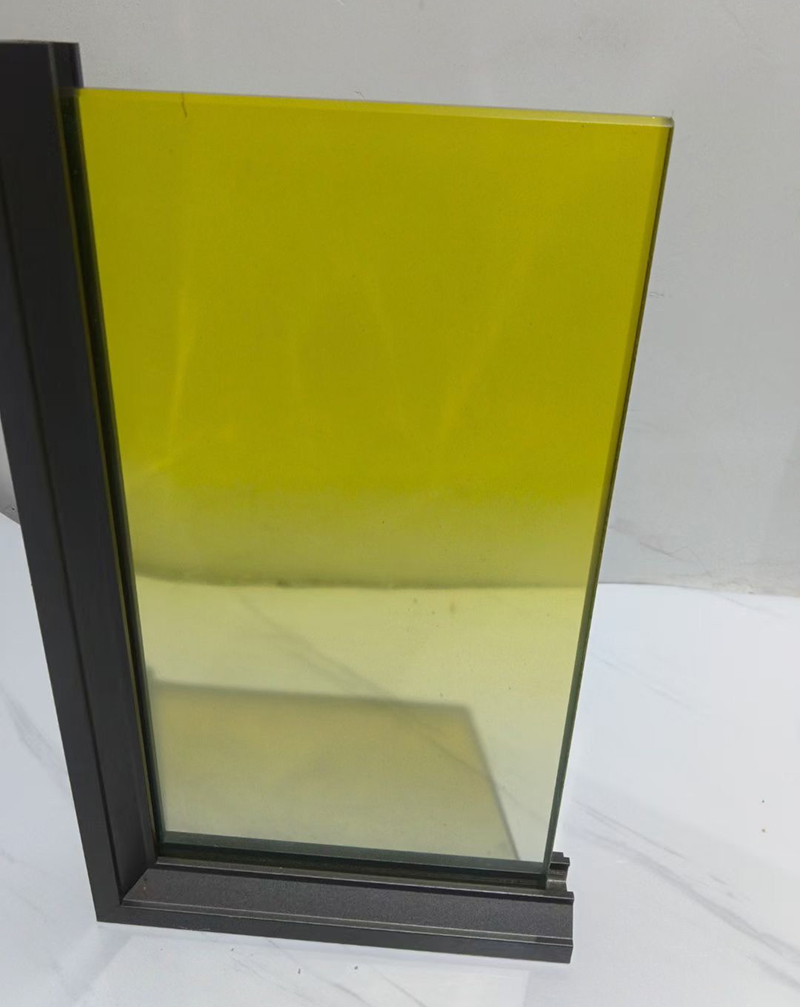 safety laminated glass with solid color ingredient layer between two glass panes