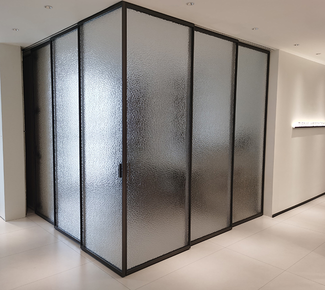textured glass telescopic slimline partition