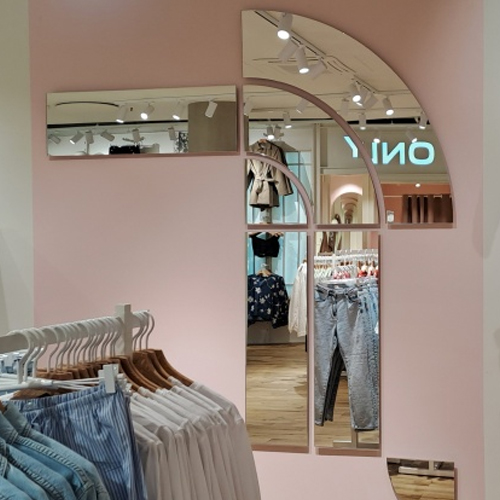 wall mirror in Bonn store