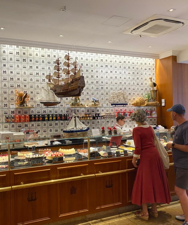 Glass counter for food display in niederegger store
