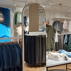 Spacial Effect and Style Mirror Variety in Bonn Store